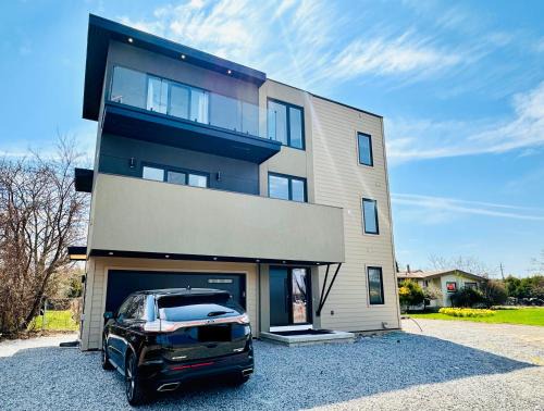 Niagara-on-the-Lake Bed & Breakfast | Contemporary Home B&B in Heart of Wine Country