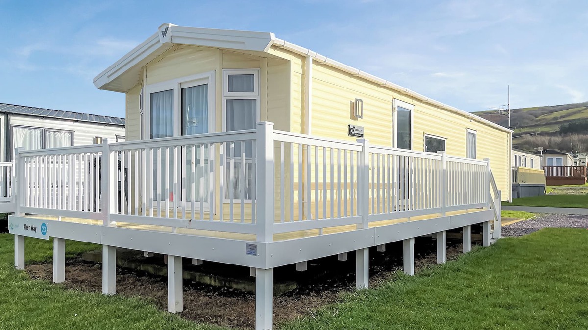 Llwyngwril House | Contemporary caravan with one double and one twin.