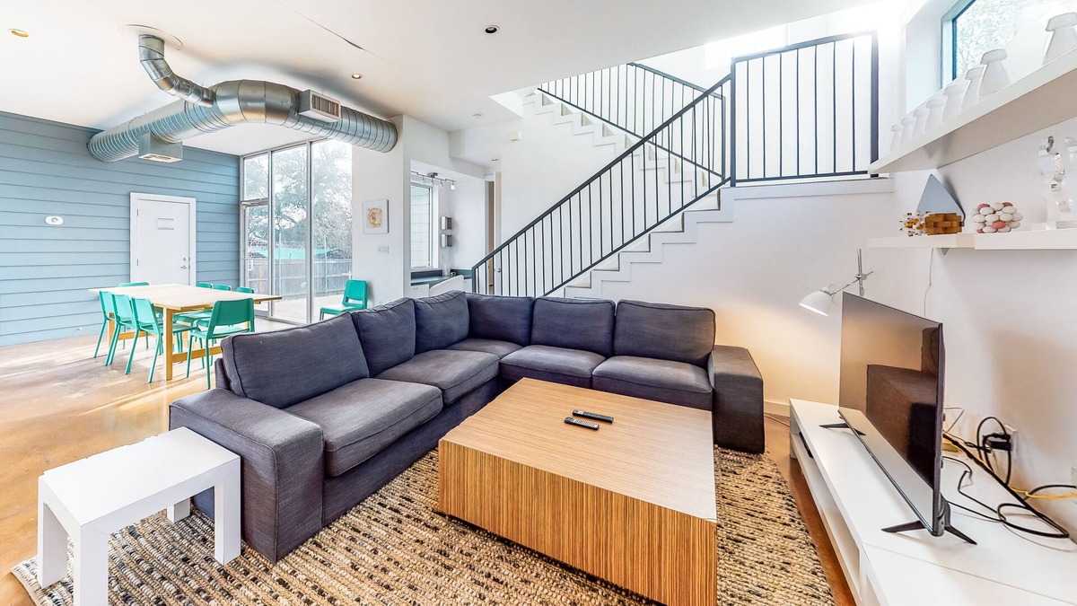 Apache Shores House | Contemporary & Chic in Austin Hill Country – Open Floor Plan – Rooftop Deck