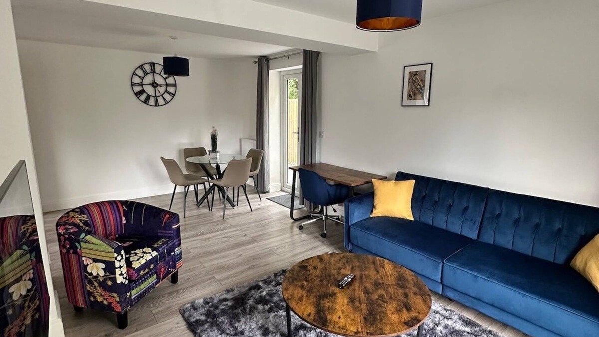 Guildford House | Contemporary Comfort: 2-BD Home