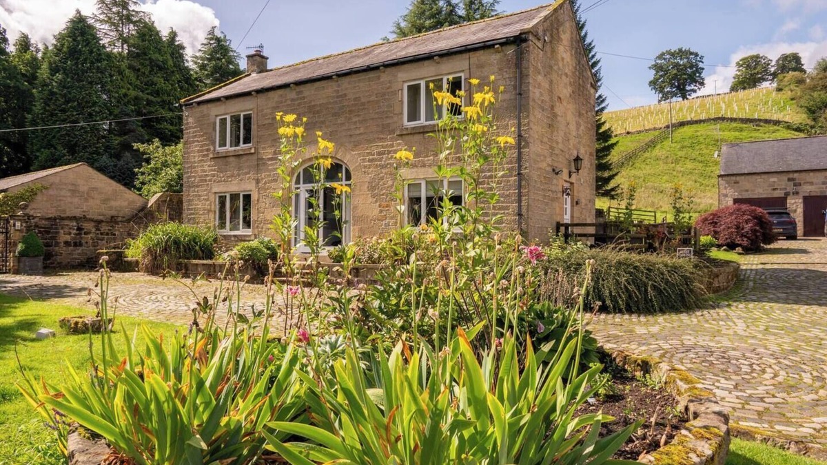 Lofthouse House | Contemporary comfort amidst breathtaking views with spacious private garden ideal for relaxing