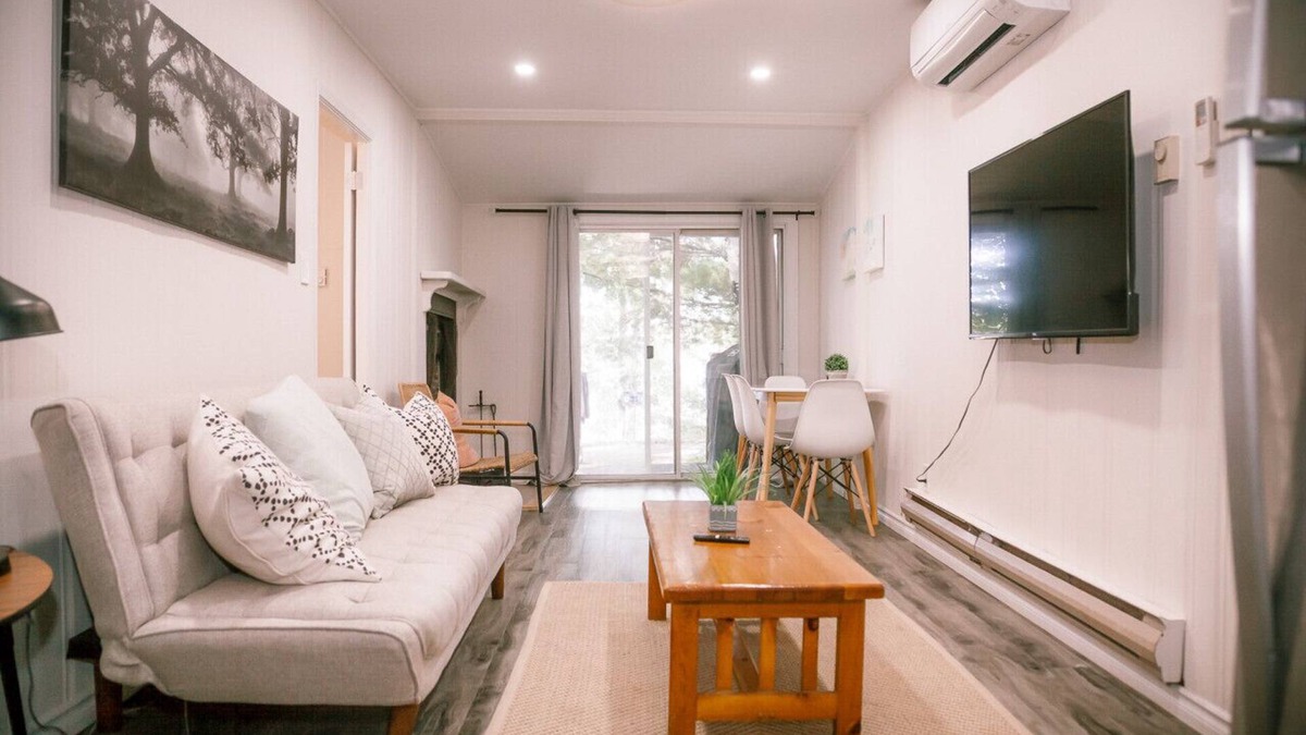 Dwight House | Contemporary cottage on waterfront w fiber internet - Inverloch