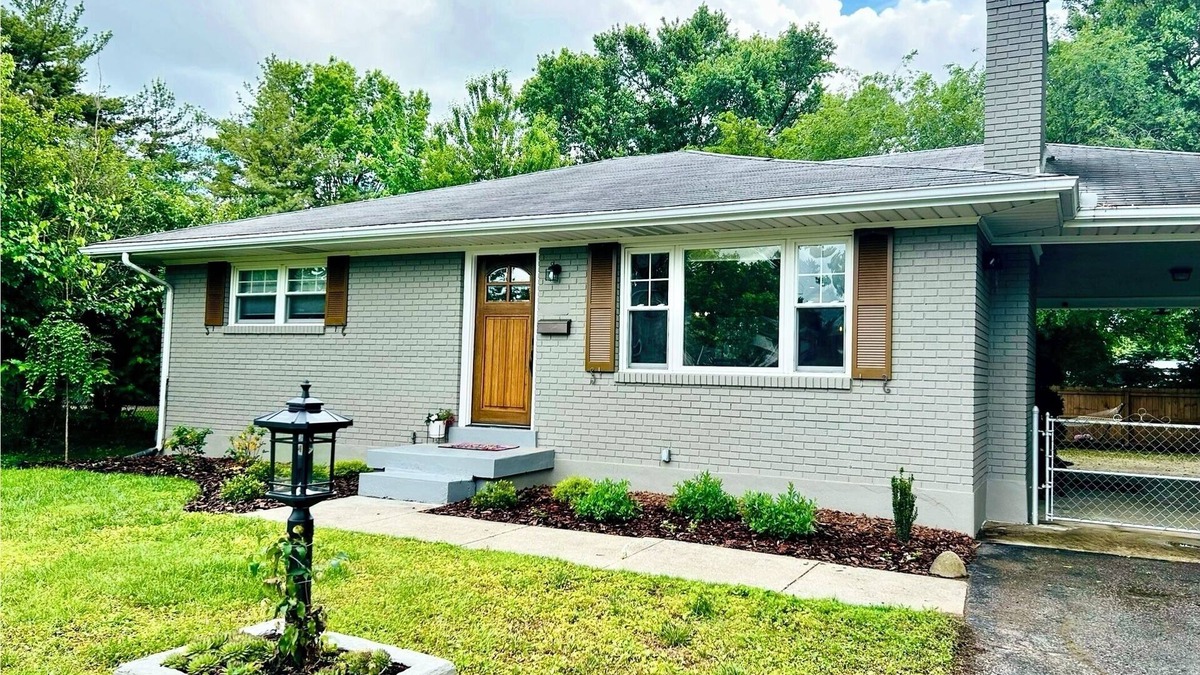 Buechel House | Contemporary Derby Rental w/Private Driveway 15 Min to the Track. Pets Welcome!
