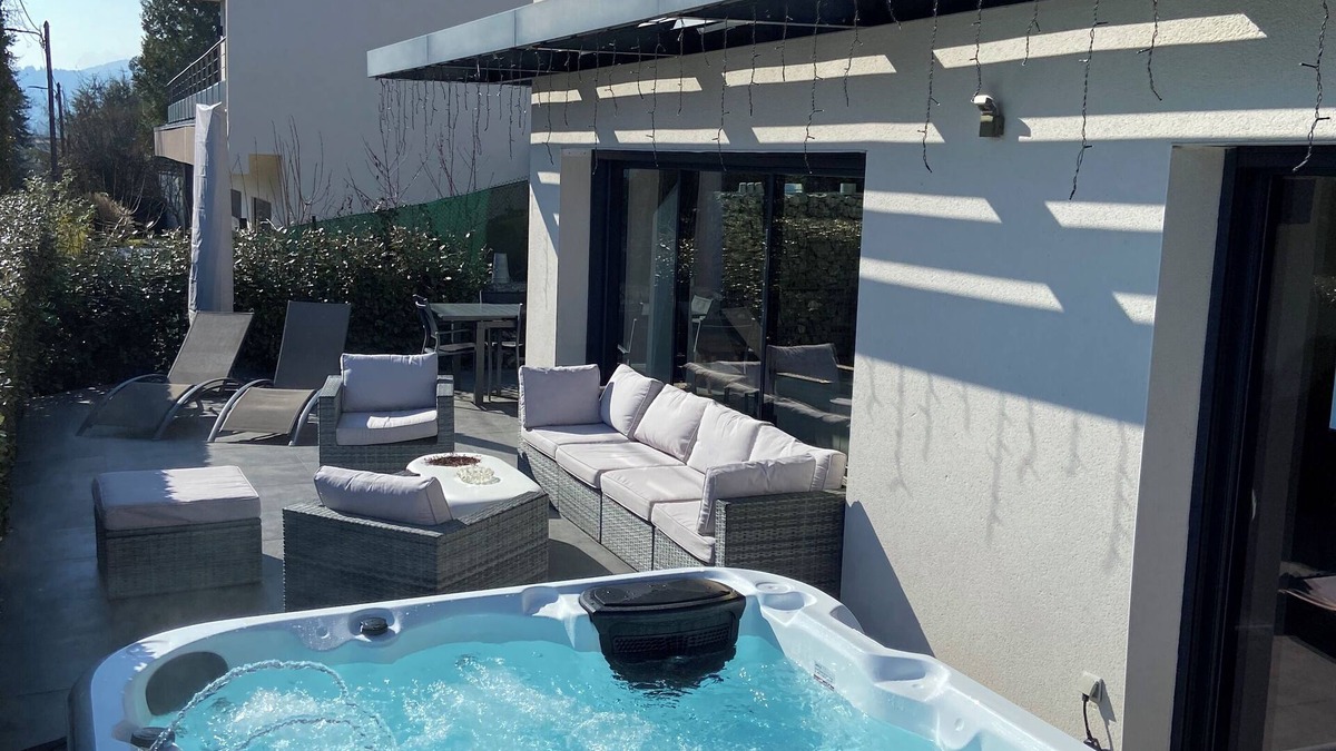 Sevrier Villa | Contemporary design villa with view of Lake Annecy