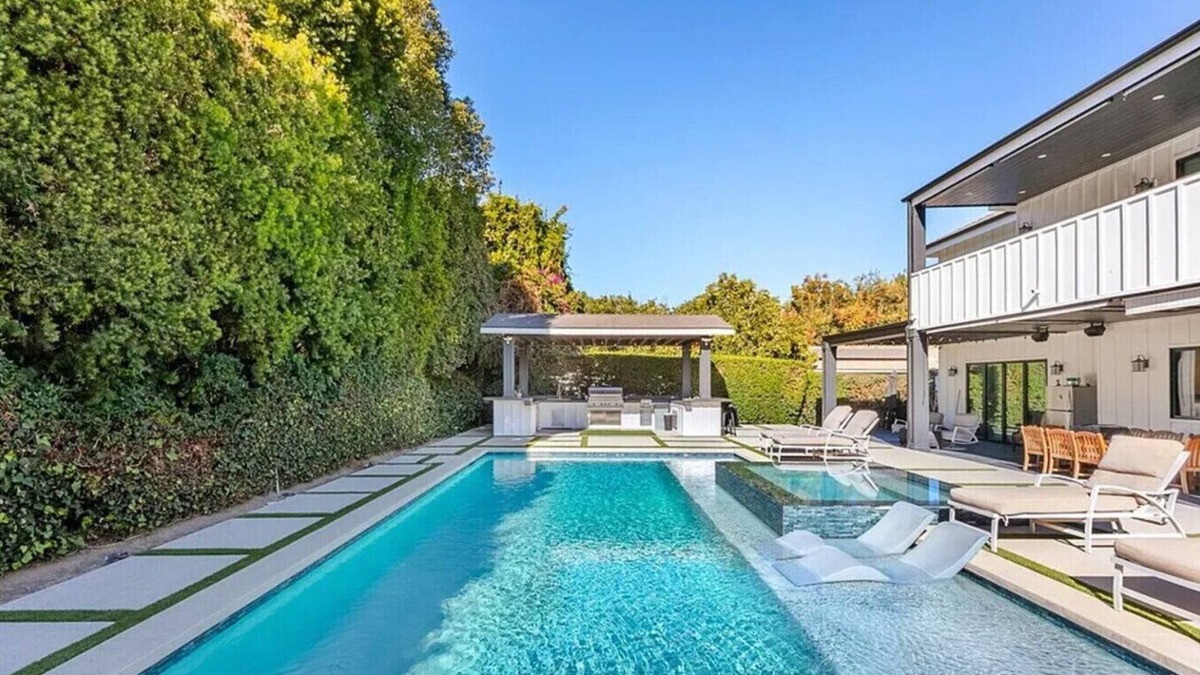 Tarzana House | Contemporary Elegance sleeps 16 pool hot tub
