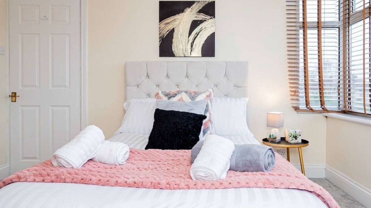 Little Hay Apartment | Contemporary expansive apartment upper