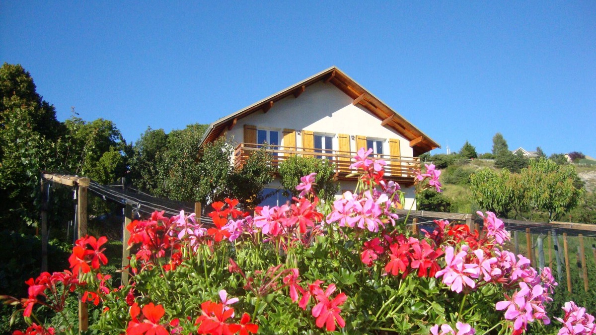 Le Sauze-du-Lac Apartment | contemporary gite between Ubaye and Durance overlooking the Serre Ponçon lake