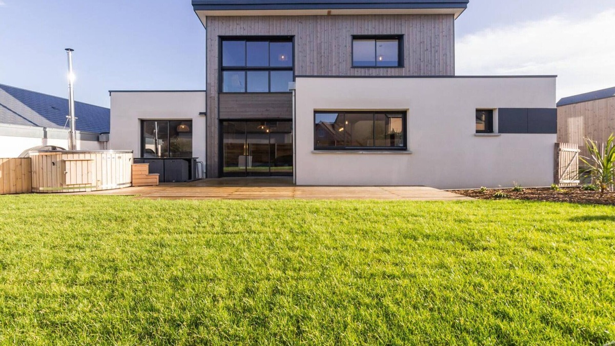 Gouville-sur-Mer Cottage | Contemporary house near beach with garden and Nordic bath