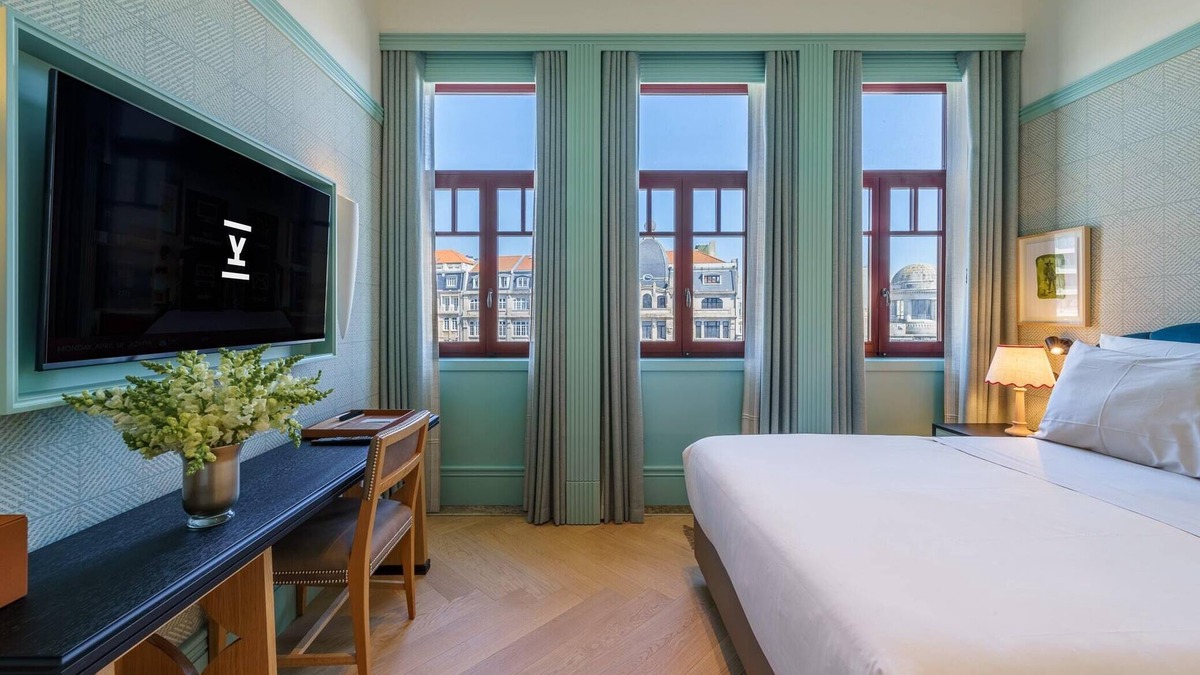 Centro / Baixa Hotel | Contemporary Hideaway In the Heart of Porto City! Room with Aliados Views! Pool!