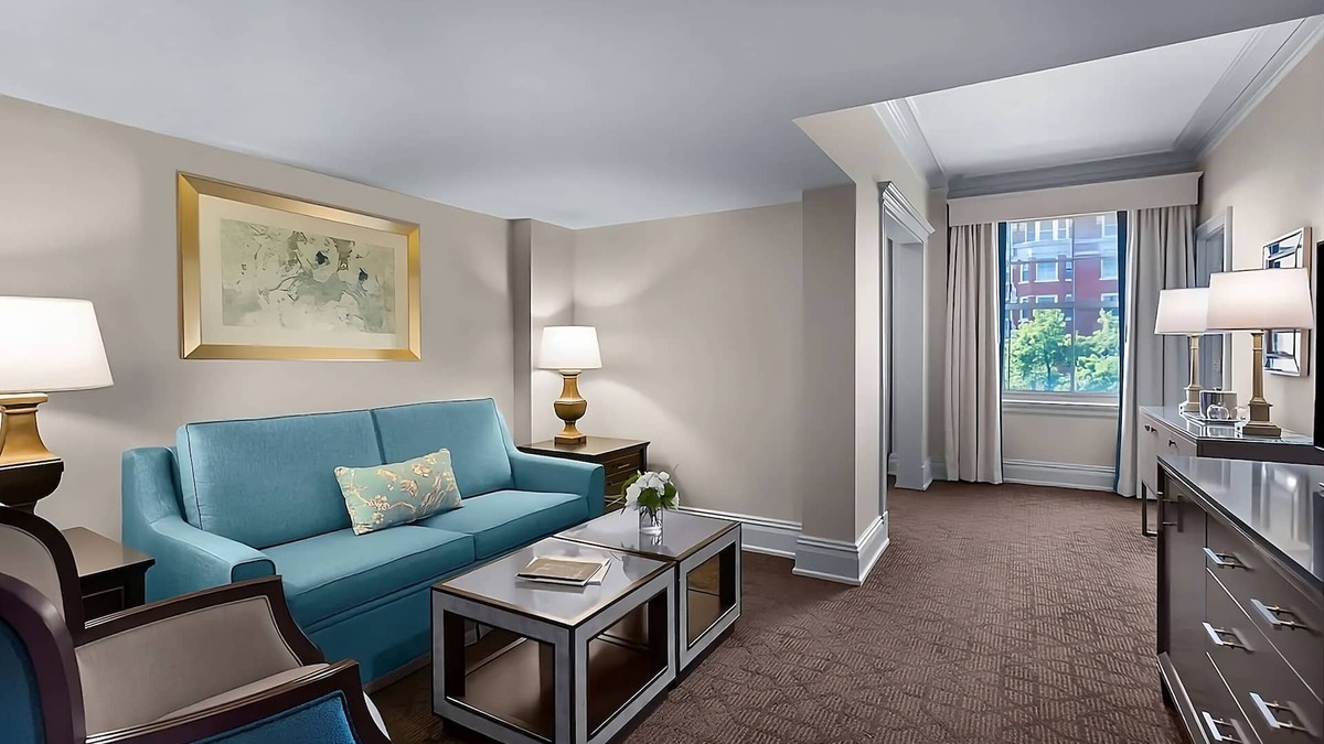 Central West End Hotel | Contemporary Hotel in Central West End district! 2 Convenient Spaces Parking!