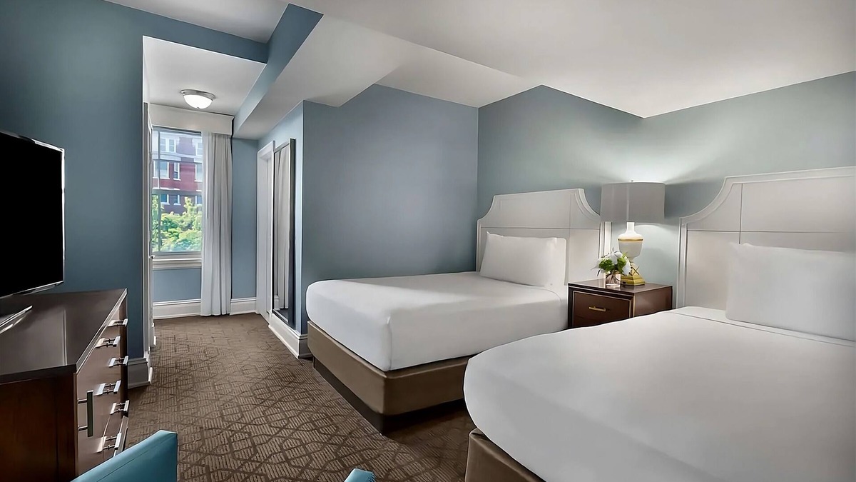 Central West End Hotel | Contemporary Hotel in Central West End District! 3 Spaces, Parking, Outdoor Pool