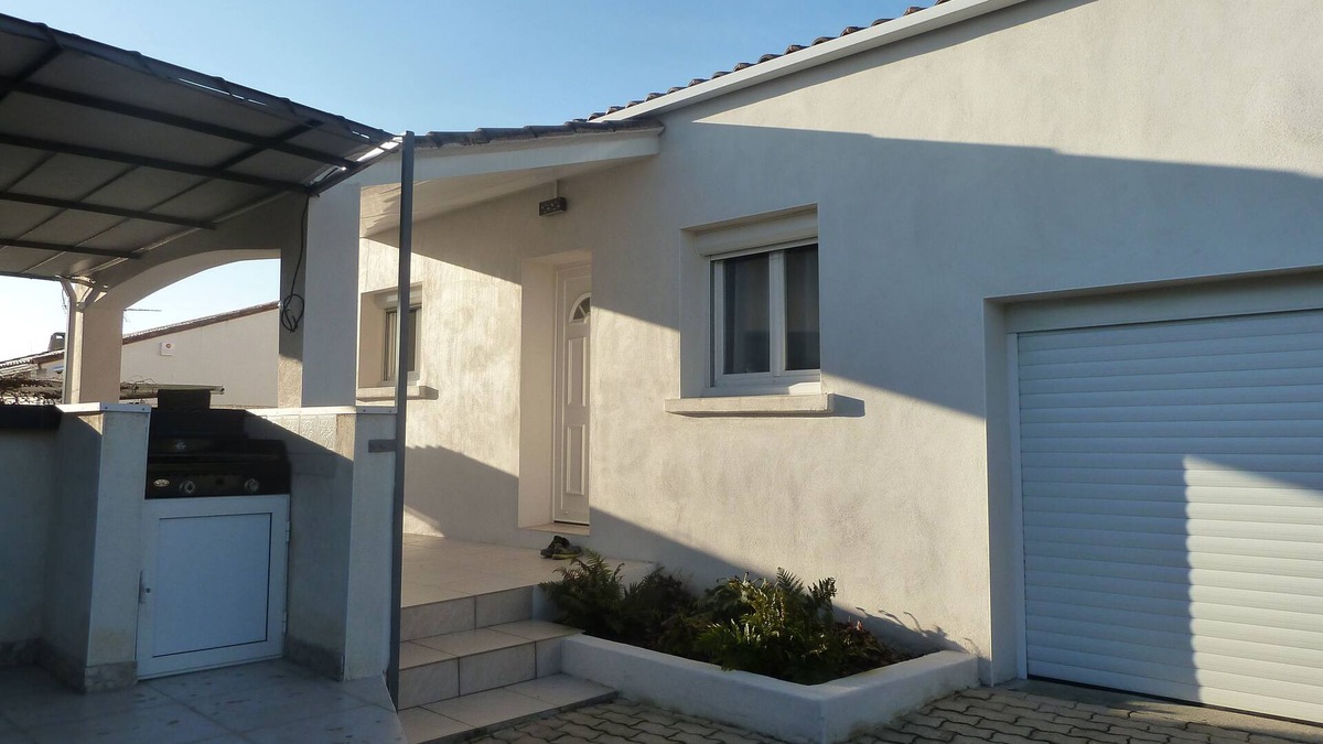 Teyran House | Contemporary house with pool