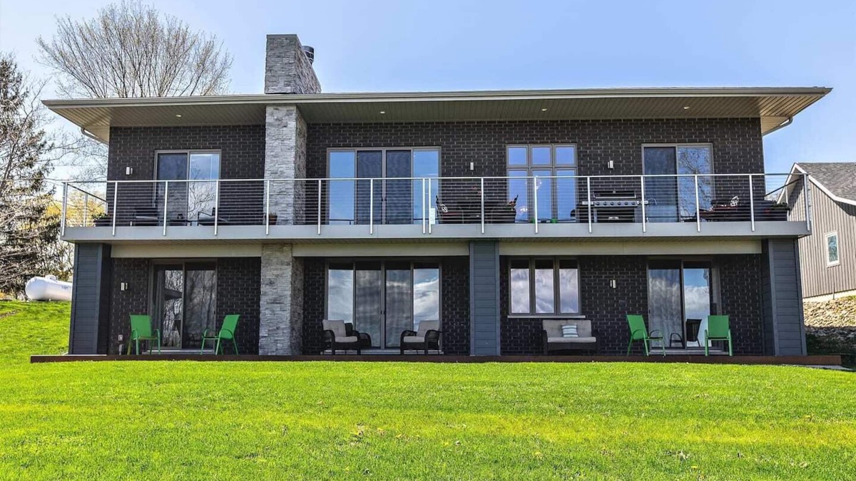 Kemble House | Contemporary Million Dollar View Getaway
