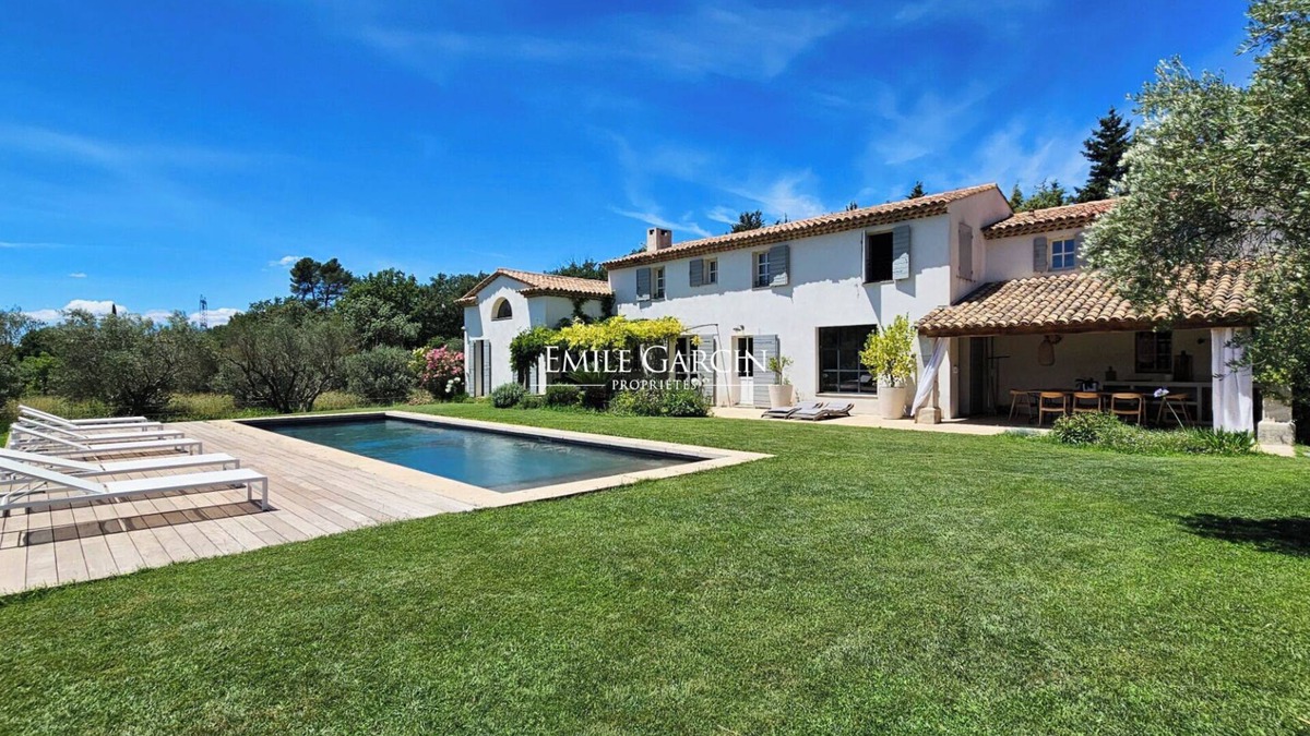 Ventabren Villa | Contemporary Provencal farmhouse for rent between Aix-en-Provence and the Luberon