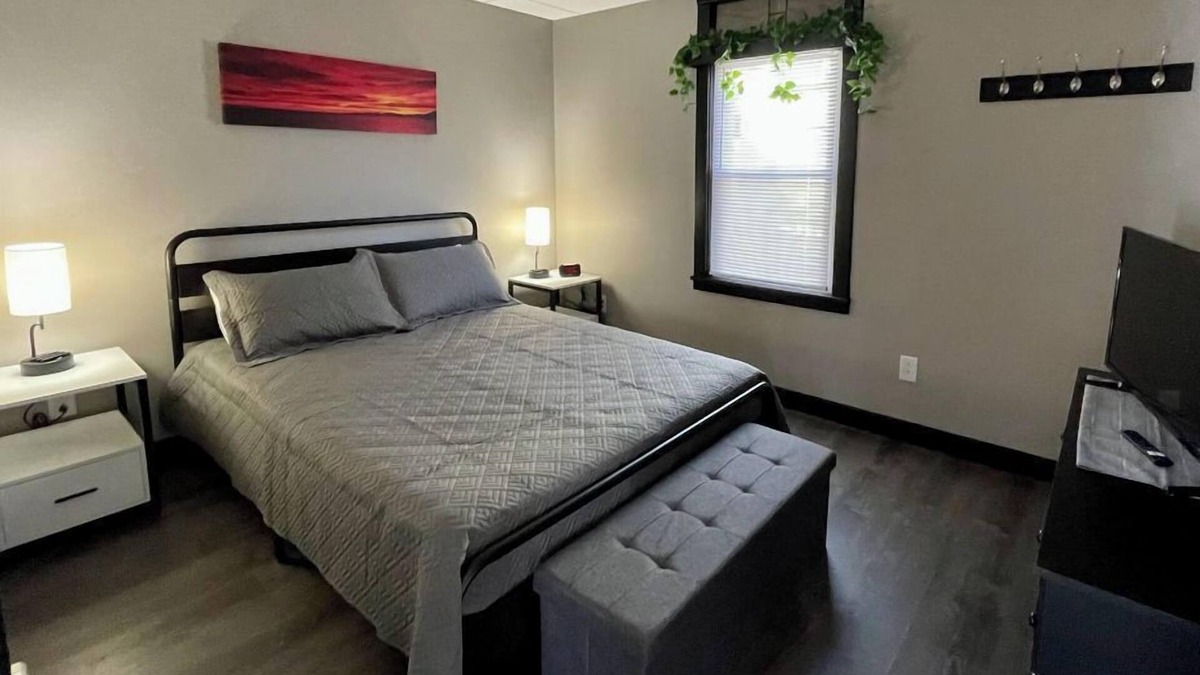 Whitehall Apartment | Contemporary Queen