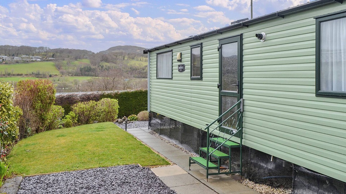Dolgellau House | Contemporary, stylish caravan with one double and one twin.