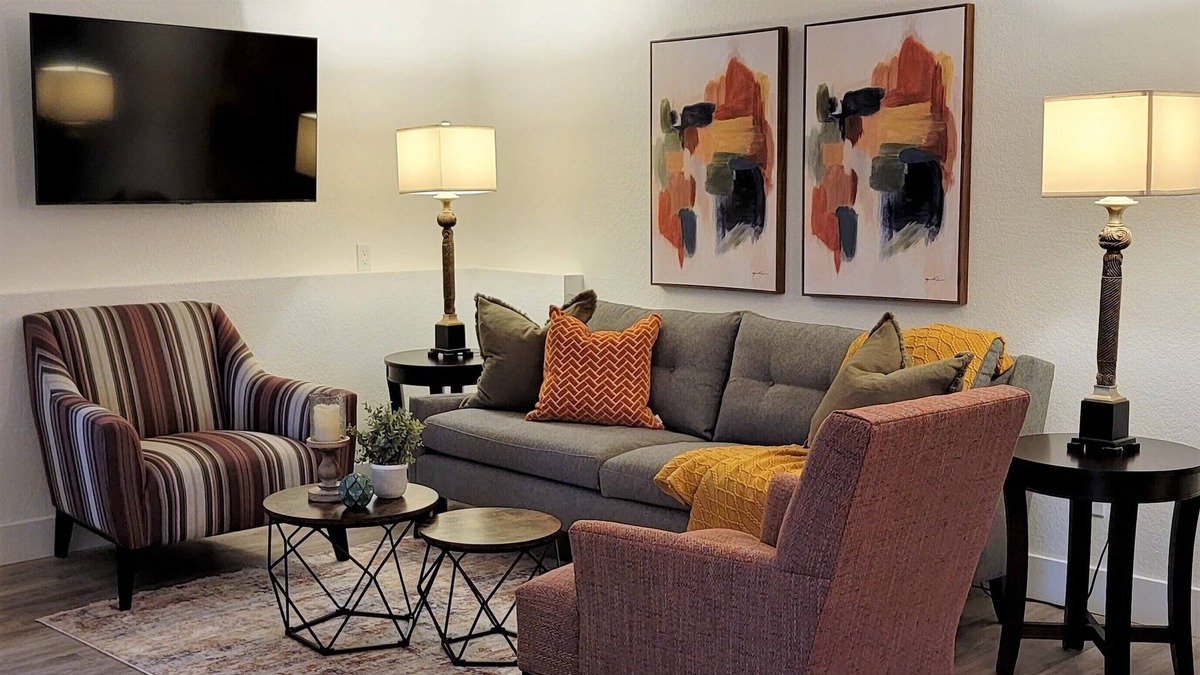 Sudden Valley House | Contemporary Two Bedroom Suite. Walk to Lake Beaches & Trails! Mountain Biking!