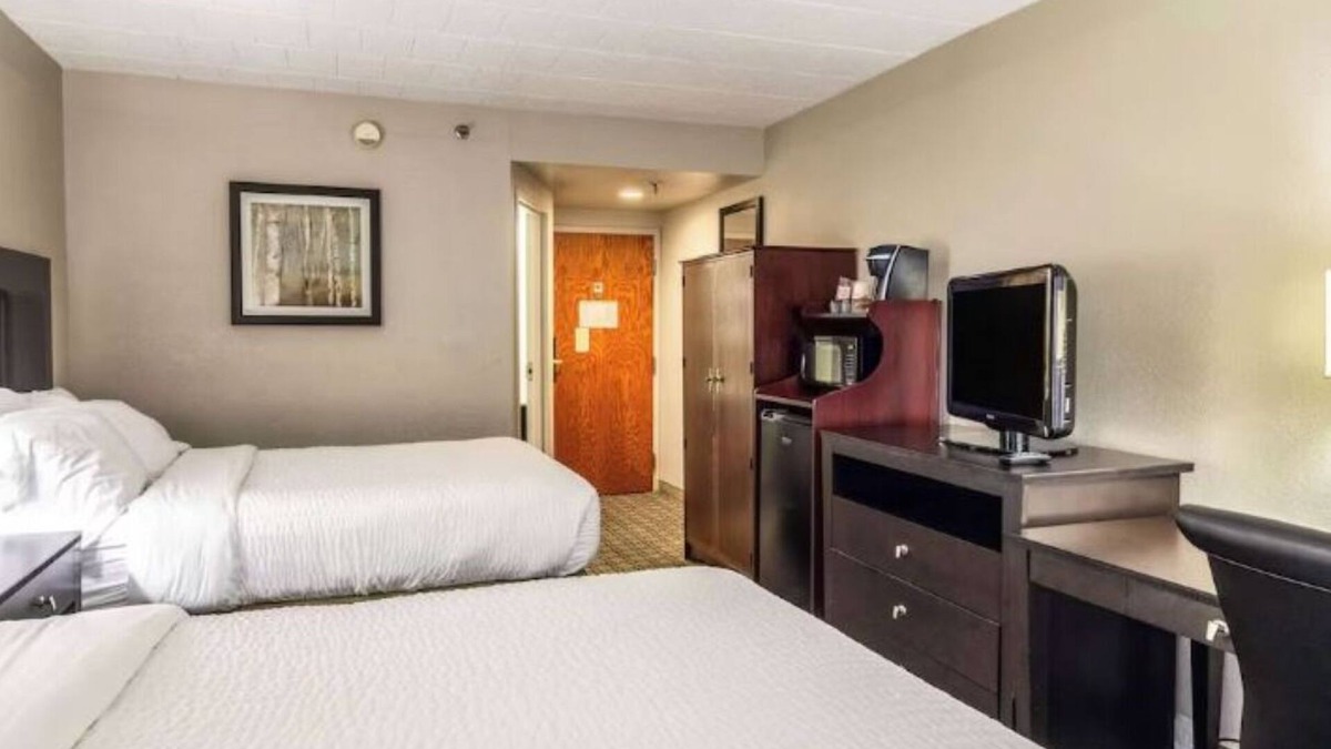 Cranberry Township Hotel | Contemporary Comfort with Pool, Free Breakfast Near Shopping Center