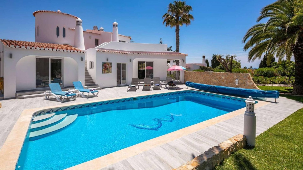 Areias Dos Moinhos Villa | Contemporary villa in a charming beach resort.