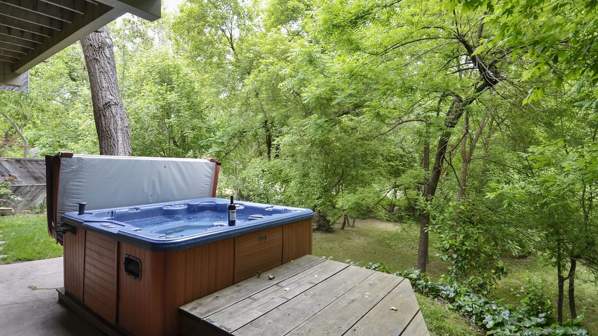 Guerneville House | Contente! Great for Groups and Families! Hot Tub, Game Room, Huge Yard and More!