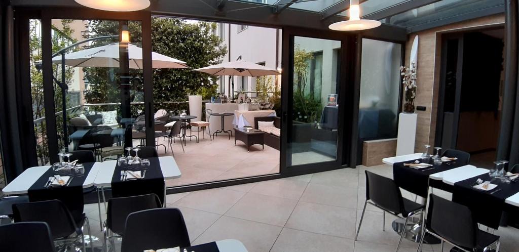Riale Hotel | Continental Urban Art Hotel