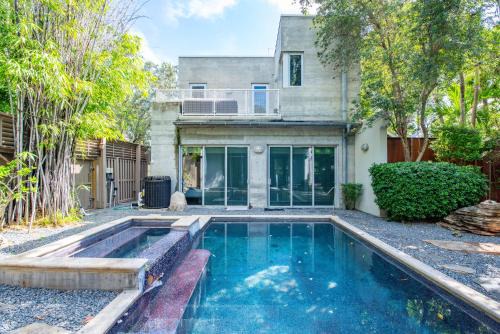 Downtown House | Contra House -Luxury Home With Pool
