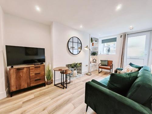 Exeter Apartment | Contractor-Friendly 2-Bed Apartment - Fast WiFi and Free Overnight Parking