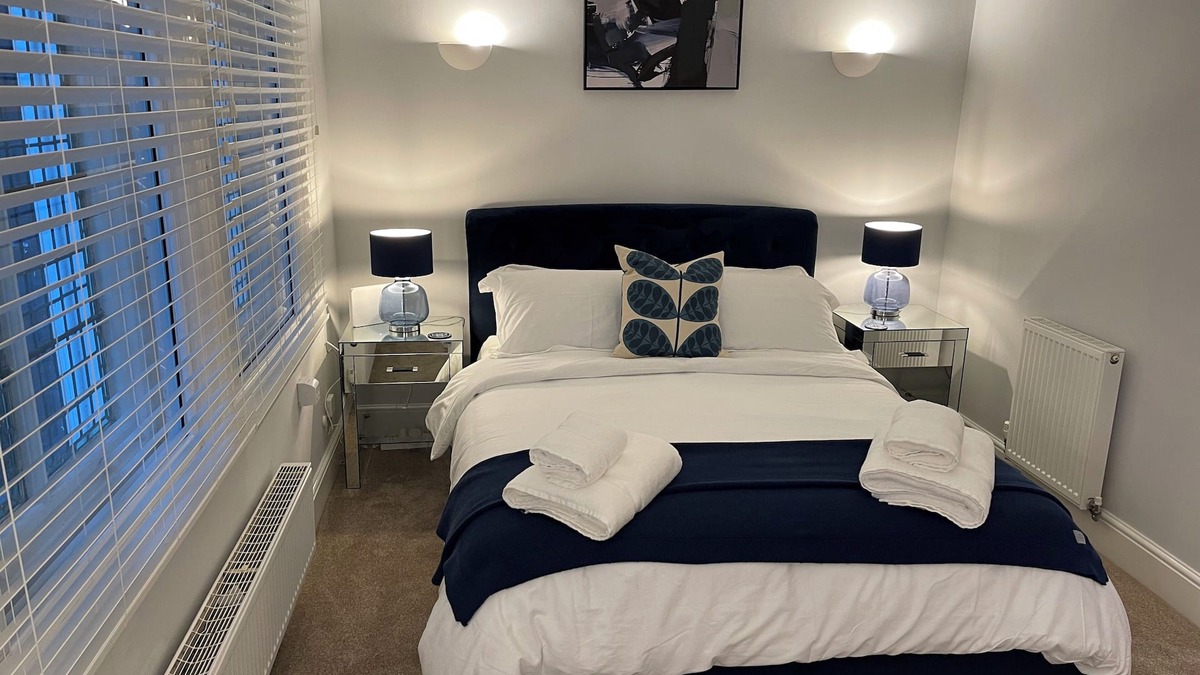 Wakefield Apartment | Contractors/Business/Families/Enjoy Fast WiFi Smart TV in this Shiny 2 Bed Apt