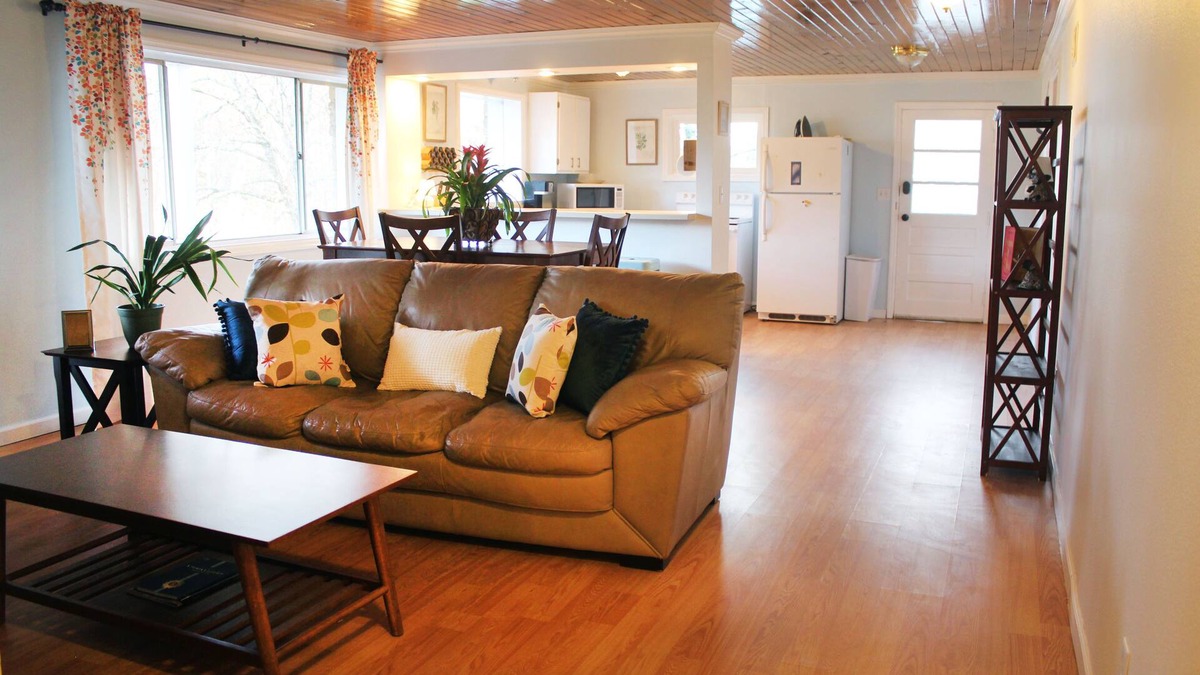 North Chattanooga House | Convenient 3bd private apt. 4 min to DT! Porch + King Bed + Full Kitchen!