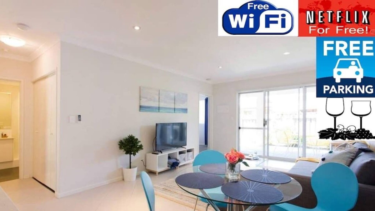 Ascot Apartment | CONVENIENT AIRPORT SUNNY GARDEN WIFI NETFLIX WINE