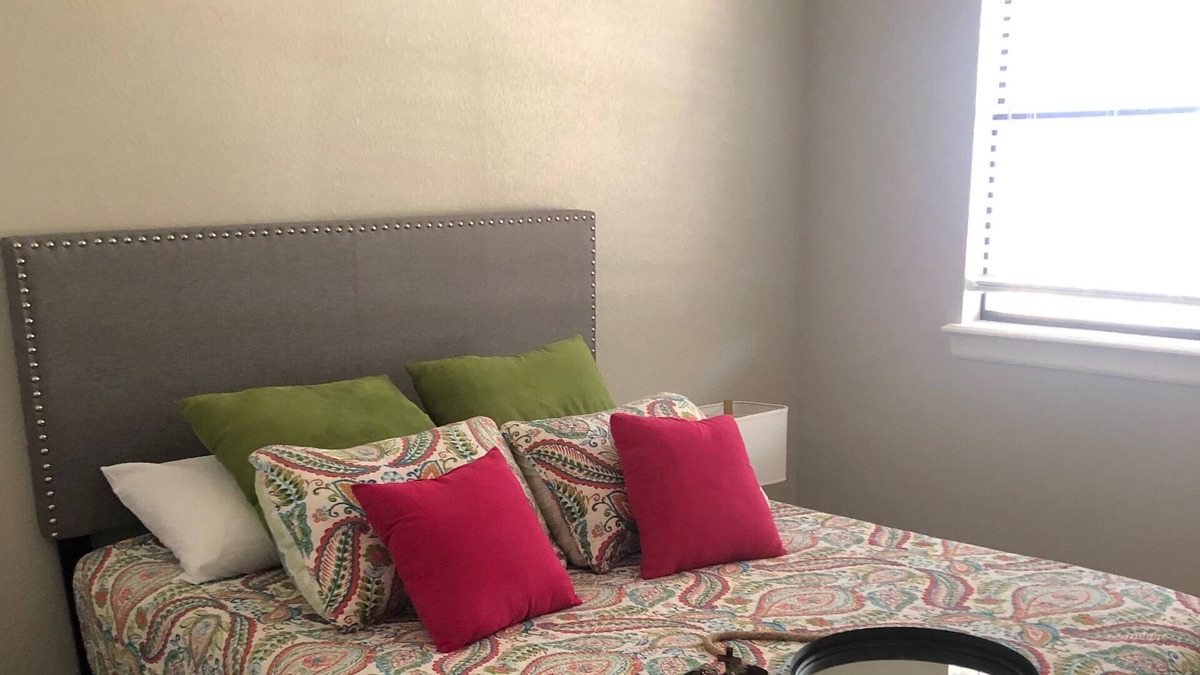 Lowell House | Convenient I-49 Cozy Home