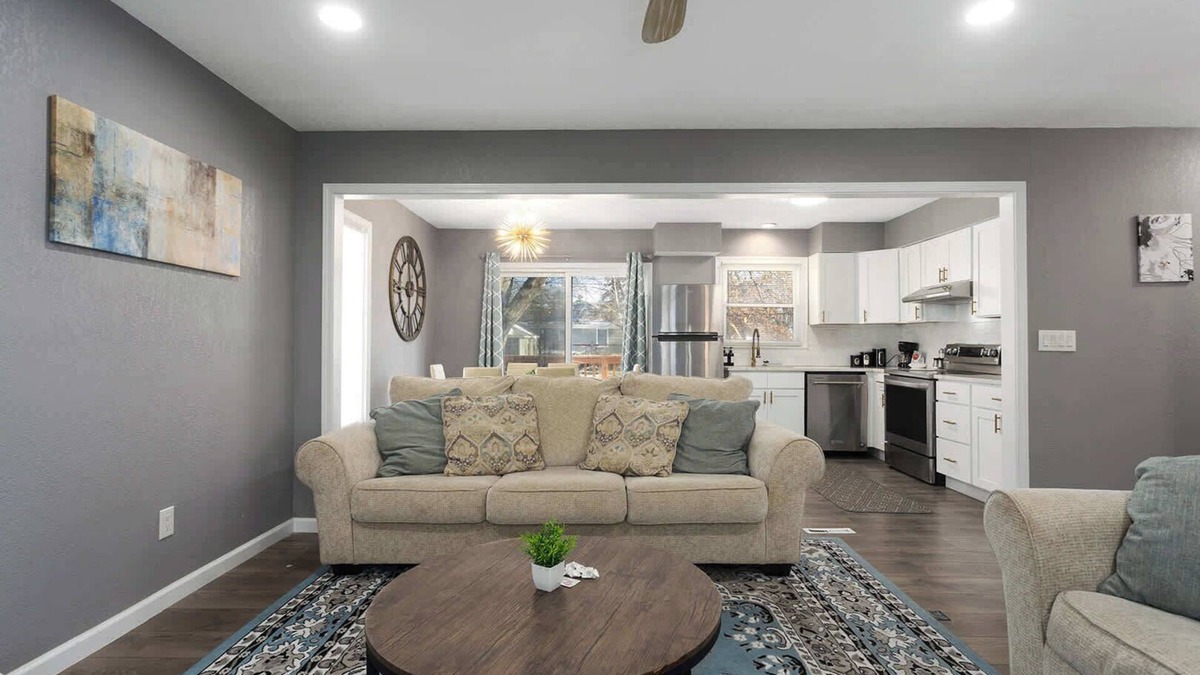 Overland Park House | Convenient Location+4 BR w/King Beds|Parking +WiFi