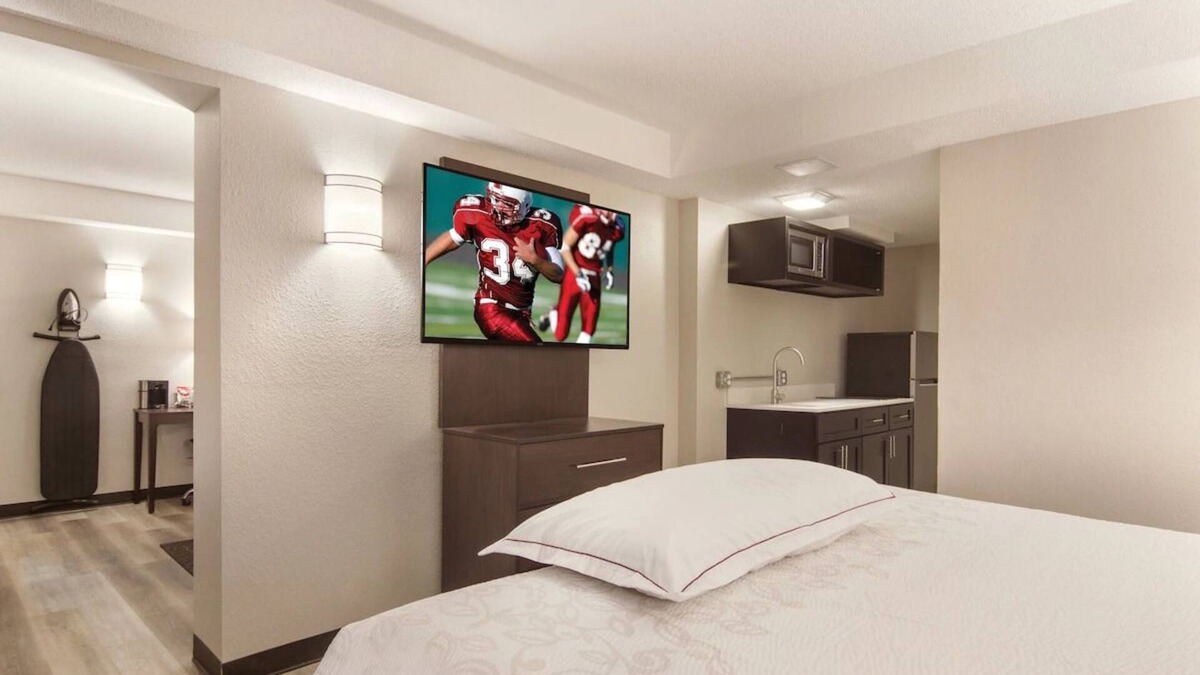 Erie House | Convenient Location! 2 Sleek Units, Pet-Friendly, Free Parking
