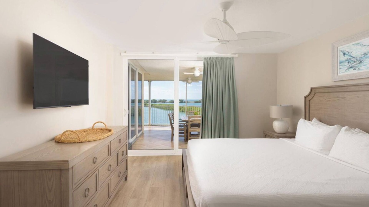 Marathon Hotel | Convenient Location! Outdoor Pool Access, Full Kitchen! Near Beach!