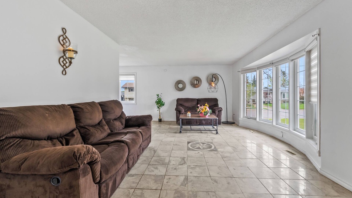 Southeast Edmonton House | Convenient & peaceful just for U