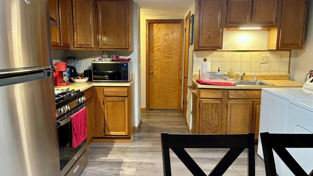 Chicopee Apartment | Convenient pet friendly 2br/3bd w/full bathroom located in a safe & quite city