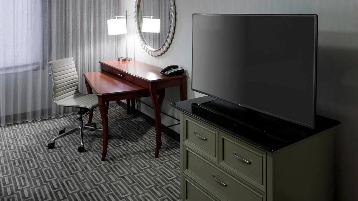 Fairfax Hotel | Convenient Pet-Friendly Room Close to Ratcliffe-Allison-Pozer House