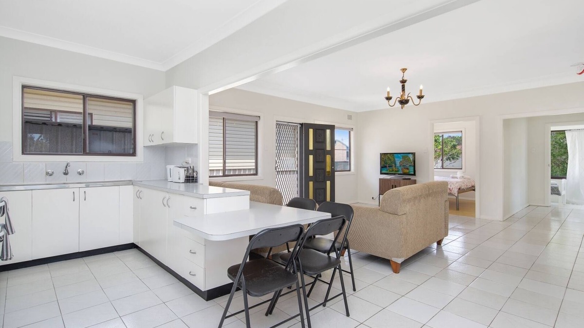 The Entrance House | Convenient Quiet Location, family & pet friendly.