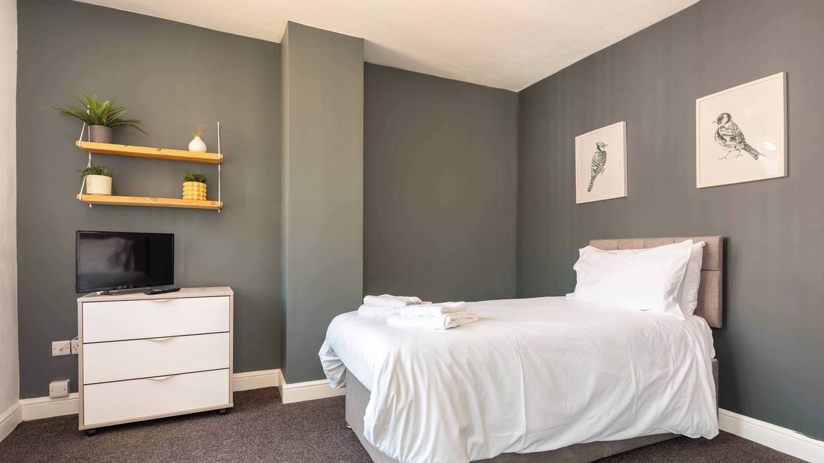 Doncaster House | Convenient Room in Doncaster House With Kitchen