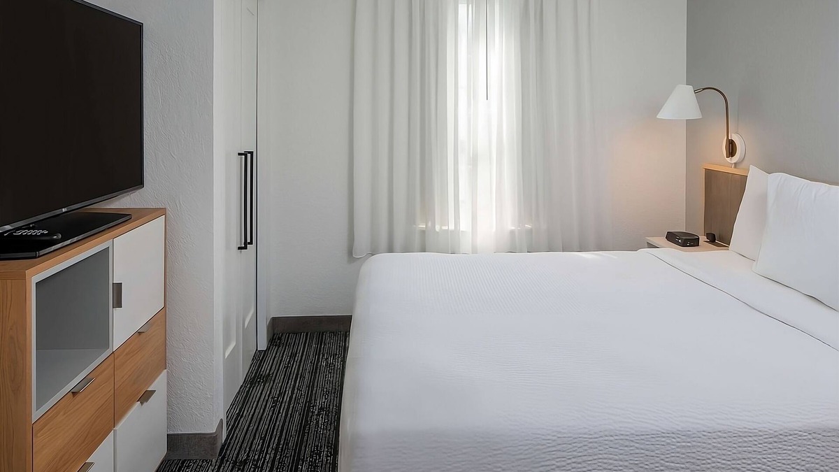 Falls Church Hotel | Convenient Stay! Fully-furnished, Pet-friendly, Near Washington Monument!