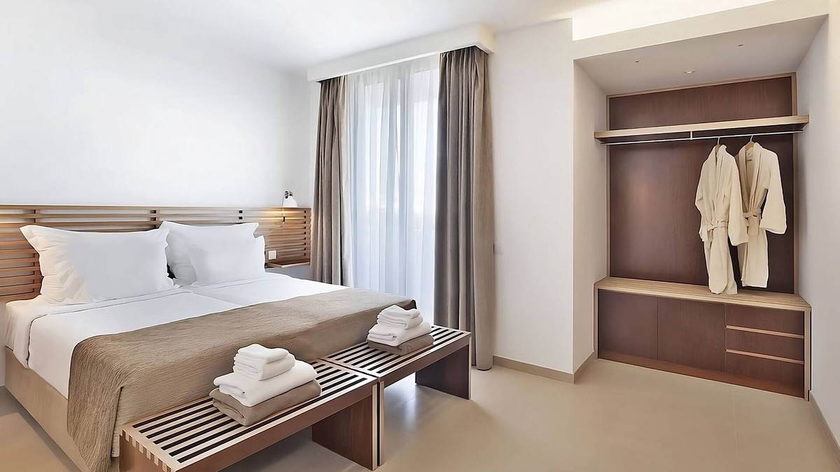 Albufeira Hotel | Convenient Stay! Full Kitchen, Private Pool, Free Parking, Beach Access!