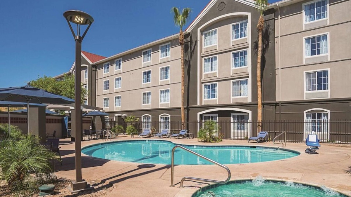 Ahwatukee Foothills House | Convenient Stay in Arizona! 2 Comfortable Units, Free Breakfast, Onsite Pool