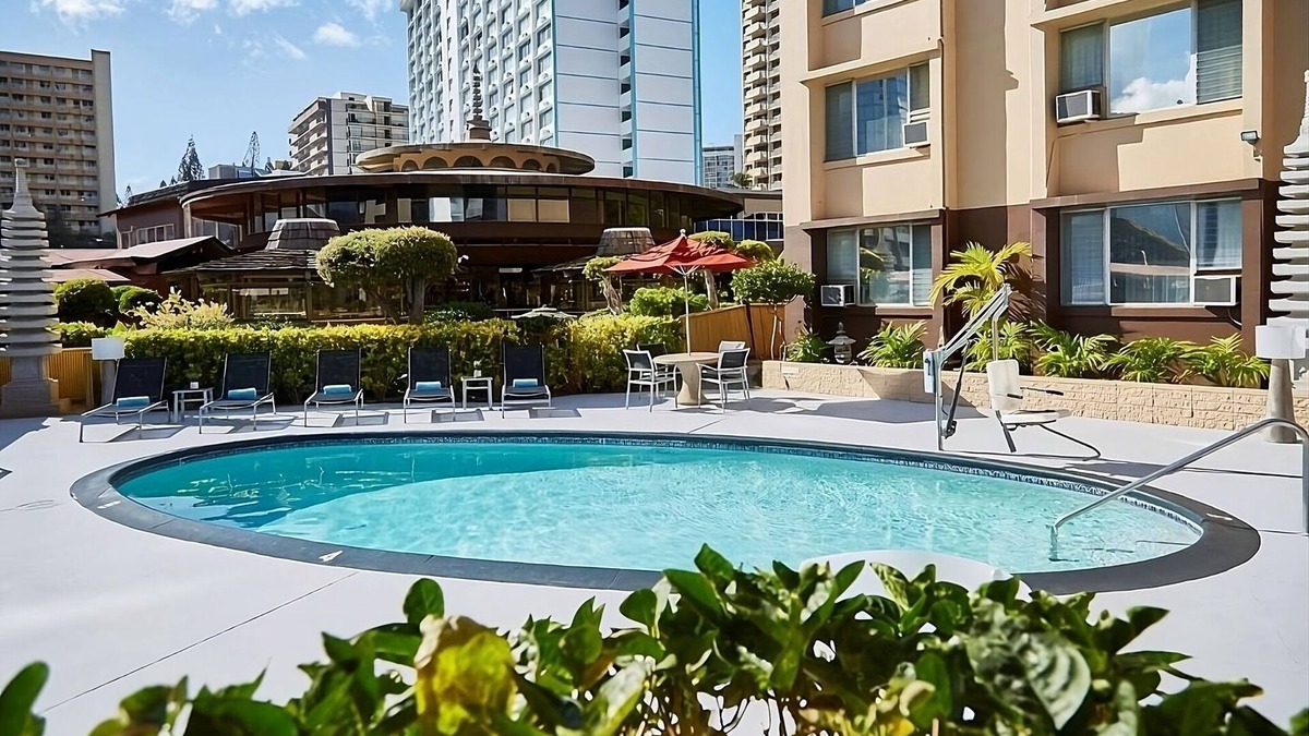 Ala Moana House | Convenient Stay in Hawaii! Onsite Pool, Pets Allowed, Close to Ala Wai Promenade