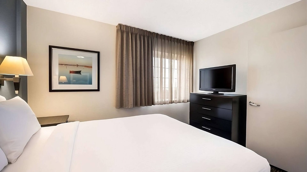 Warren Apartment | Convenient Stay in Michigan! 2 Comfortable Units, Kitchen, Parking!