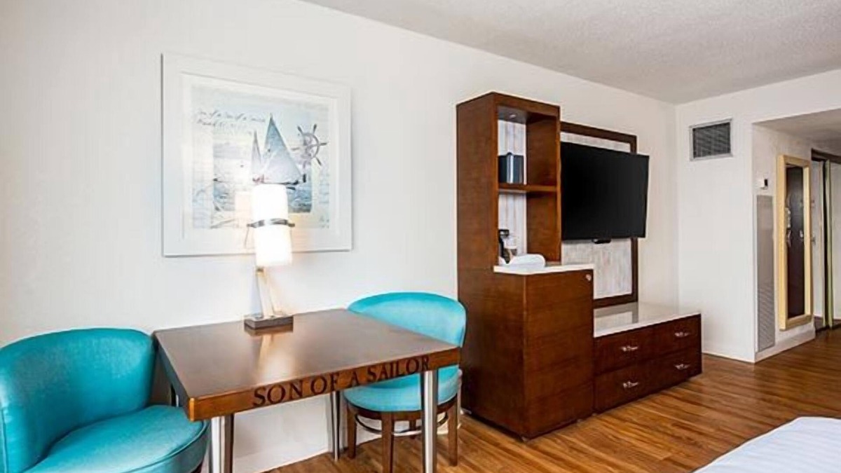 Osage Beach Hotel | Convenient Stay in Missouri! 2 Comfortable Units, Free Parking, Onsite Pool