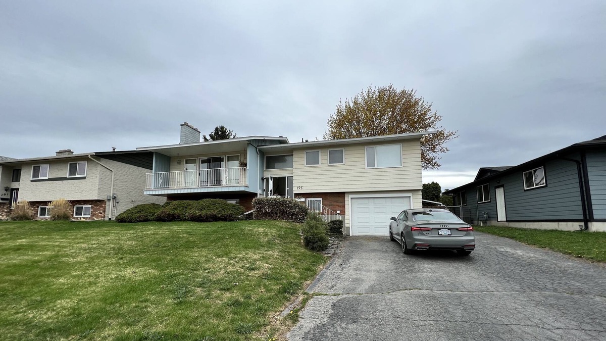 Kamloops House | Conveniently located between TRU & RIH 4 bed full house, Central AirConditioner