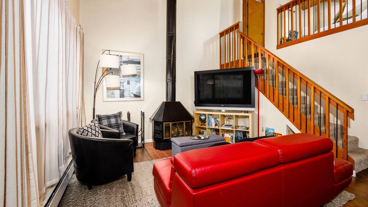 Spenard Apartment | Conveniently located loft apartment with fireplace & private washer/dryer