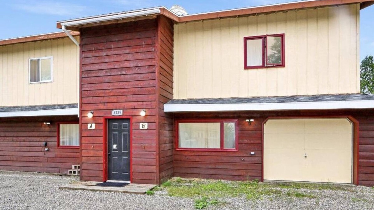 College House | Conveniently Located 2 BR Townhome w/Self Check-in