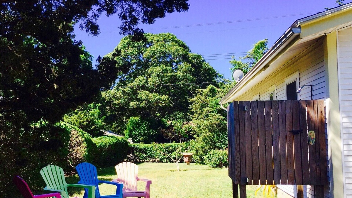 East Chop House | Conveniently located near Town