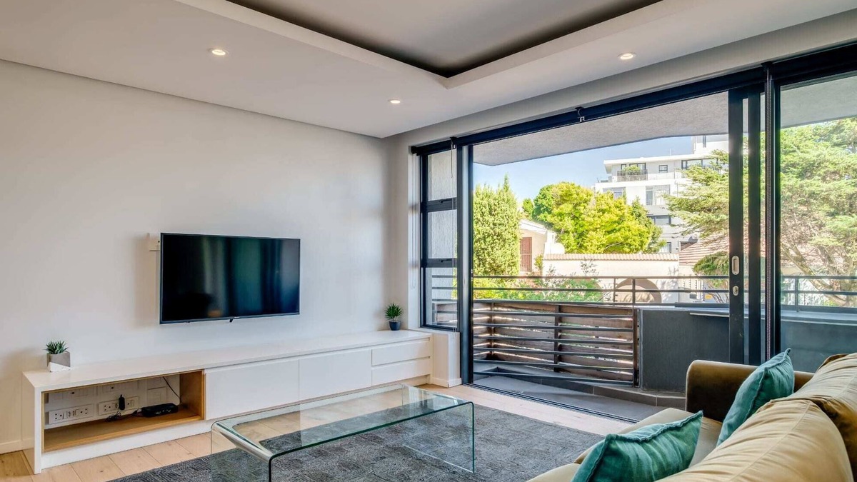 Three Anchor Bay Apartment | Conveniently Located Apartment in Green Point (C on S)